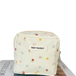 Mini sac à cosmétiques carré fleuri blanc crème avec imprimé floral et fermeture éclair