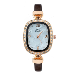 Montre quartz ovale élégante en or rose avec lunette en cristal et bracelet cuir marron