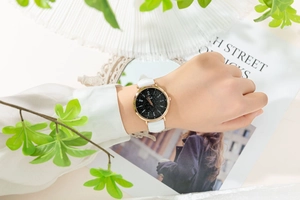 Primo piano dell'orologio con quadrante stellato e cassa in oro rosa su polso in scena lifestyle