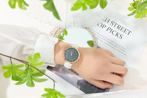 Primo piano dell'orologio Tedi con quadrante stellato e cinturino in silicone bianco