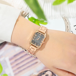 Montre quartz vintage pour femme avec bracelet or rose et cadran rectangulaire élégant