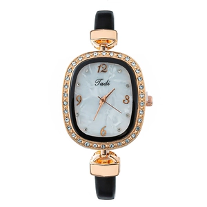 Montre élégante or rose pour femme avec cadran en nacre et bracelet en cuir noir véritable