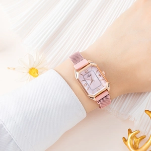 Dettaglio dell'orologio al quarzo ottagonale oro rosa con cinturino in maglia milanese rosa