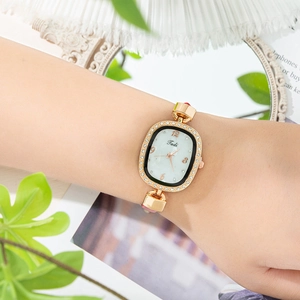 Montre à quartz carrée pour femme avec boîtier en or rose serti et bracelet en cuir rouge