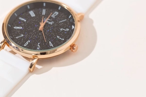 Dettaglio del quadrante a cielo stellato e cassa in oro rosa dell'orologio al quarzo