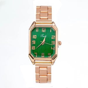Montre à quartz carrée pour femme en or rose avec cadran vert texturé élégant