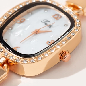 Élégante montre Tali à quartz pour femme avec lunette dorée en cristal et cadran marbre