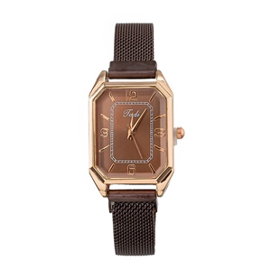 Dettaglio dell'orologio rettangolare in oro rosa con quadrante marrone e cinturino a maglia