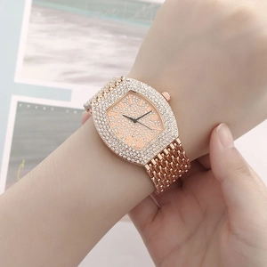 Orologio tonneau elegante in oro rosa da donna con quadrante con cristalli e numeri romani