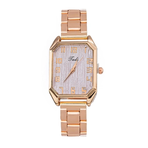 Montre à quartz carrée élégante pour femme en or rose avec bracelet en métal et chiffres
