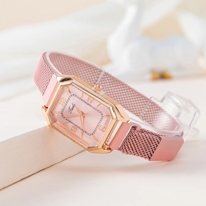 Primo piano dell'orologio al quarzo quadrato in oro rosa con cinturino a maglia rosa