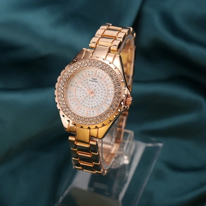 Montre à quartz élégante en or rose pour femme avec lunette sertie de cristaux et acier