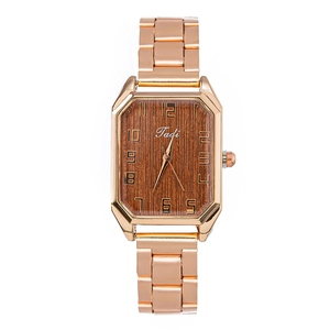 Détail d'une montre Tadi en or rose, cadran marron et chiffres arabes pour femme