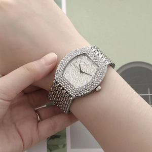 Dettaglio dell'orologio tonneau in argento con cristalli e numeri romani al polso