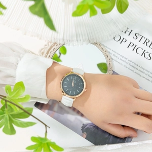 Orologio con quadrante stellato, cassa oro rosa e cinturino in silicone bianco