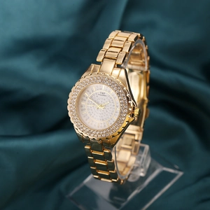 Montre à quartz dorée pour femme avec cadran étincelant et bracelet en métal chic