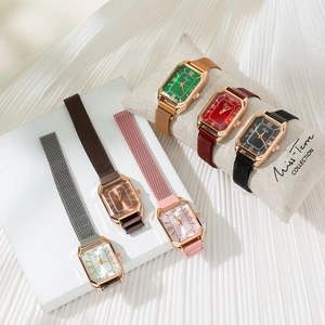 Sei colori di orologi da donna ottagonali in oro rosa su uno sfondo di tessuto elegante