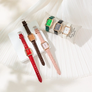 Vista detallada de elegantes relojes de cuarzo rectangulares con correas de cuero