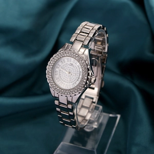 Montre à quartz luxe pour femme en argent avec cadran serti de diamants et acier inox