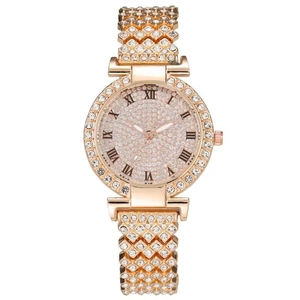 Montre élégante en or rose pour femme avec cadran pavé de cristaux et chiffres romains