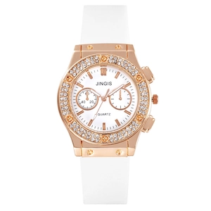 Montre tendance pour femme en or rose avec strass et bracelet en silicone blanc