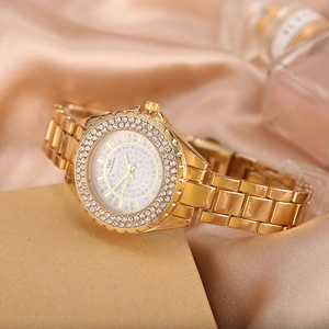 Gros plan détaillé d'une montre à quartz dorée de luxe avec strass sur de la soie