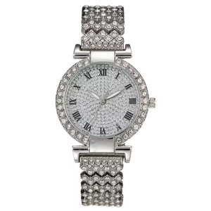 Montre de luxe argentée pour femme avec strass brillants et chiffres romains sur le cadran