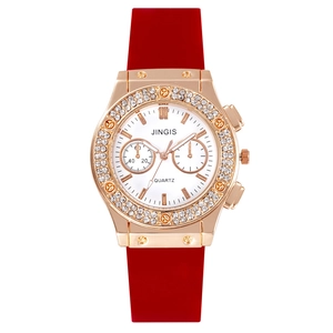 Montre tendance or rose avec diamants, cadran blanc et bracelet en silicone rouge vif