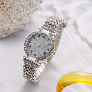 Gros plan d'une montre femme argentée avec strass étincelants et chiffres romains