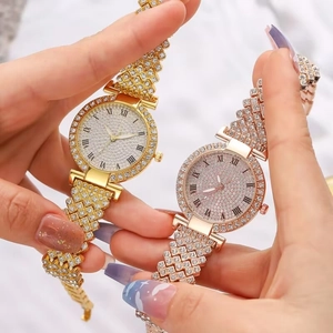 Montres de luxe pour femmes en cristal doré et or rose avec chiffres romains sur blanc
