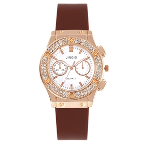 Montre à quartz tendance or rose avec lunette en strass et bracelet en silicone brun