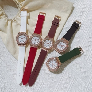 Coffrets de montres à quartz en silicone multicolores avec lunette en cristal