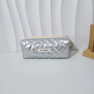 Dettaglio della borsa cosmetica trapuntata argento in PU con etichetta May Rabbit