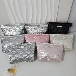 Gesteppte PU Kosmetiktasche Herz Stern Muster Metallic Tragbar Reise Make-up Organizer Clutch Für Damen