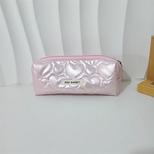 Dettaglio della borsa da trucco rosa trapuntata con cuori e logo May Rabbit