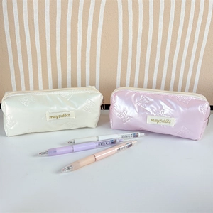 Dettaglio di farfalle a rilievo su pochette in pelle PU impermeabile color crema e rosa tenue