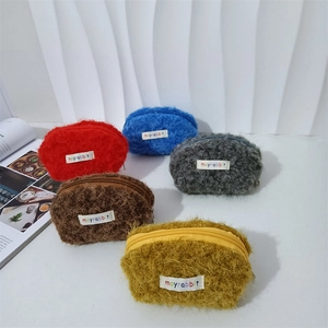 Cinque diversi colori di mini borse cosmetiche in peluche a forma di conchiglia Mayrabbit