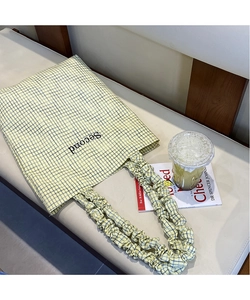 Dettaglio borsa tote a scacchi con ricamo 'Second' e manico increspato stile nuvola