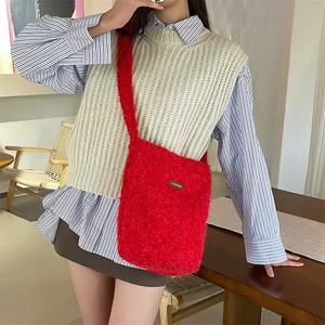 Détail du sac seau en fausse fourrure rouge avec étiquette mayrabbit et bandoulière