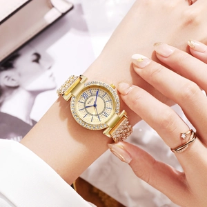 Montre luxe pour femme en métal doré avec lunette sertie de cristaux et chiffres romains