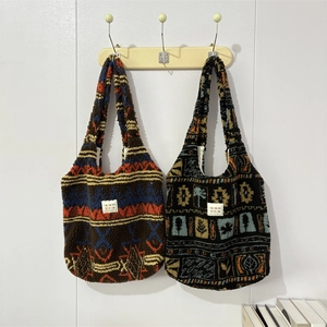 Borsa tote invernale in peluche con motivi etnici vintage e tracolle lunghe