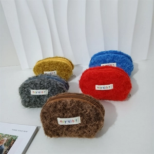 Collezione di pochette per trucco in morbido peluche in cinque colori vivaci