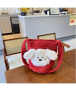Detail der roten Teddy-Eimertasche mit einem süßen weißen Plüsch-Welpen-Aufnäher