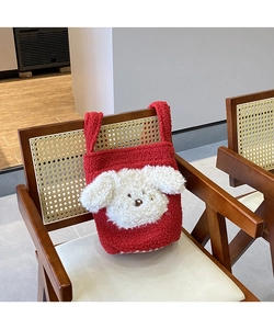 Detail der roten Teddy-Beuteltasche mit Plüschhund und kariertem Boden aus Kunstfell
