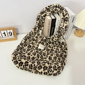 Dettaglio della borsa tote in peluche leopardata con morbida trama in finta pelliccia