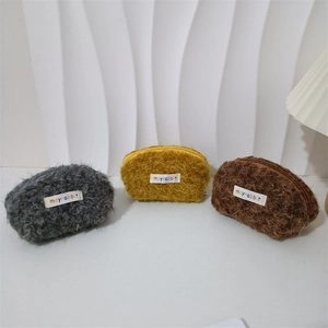 Tre portamonete a conchiglia in peluche grigio giallo e marrone con zip e logo