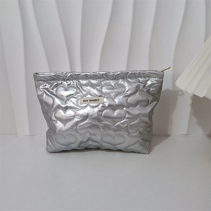 Detailaufnahme der silbernen gesteppten PU-Kosmetiktasche mit glänzender Metallic-Oberfläche