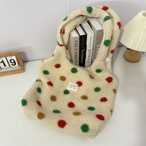 Dettaglio della borsa tote in peluche a pois con morbida texture e etichetta logo