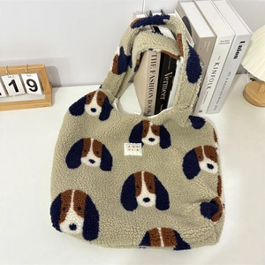 Dettaglio della borsa tote invernale in peluche con motivo a cane e etichetta tessuta