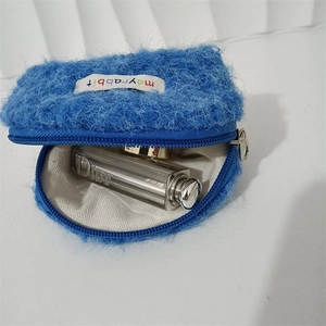 Vista dettagliata della borsa cosmetica blu peluche che mostra texture e spazio interno